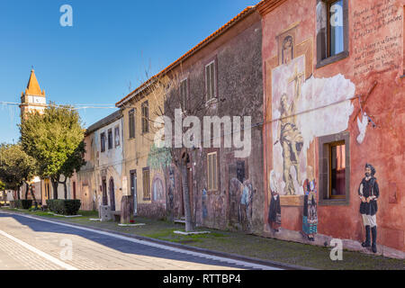 Sardaigne Italie le 27 décembre 2019 : peintures murales peintes sur des maisons dans les rues de Tinnura illustrant des moments de la vie rurale et villageoise Banque D'Images