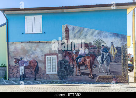 Sardaigne Italie le 27 décembre 2019 : peintures murales peintes sur des maisons dans les rues de Tinnura illustrant des moments de la vie rurale et villageoise Banque D'Images