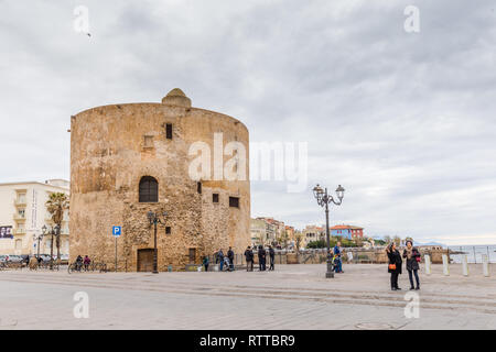 Alghero, Sardaigne, île, Italie - 28 décembre 2019 : Torre di Sulis debout sur le boulevard d'Alghero en Sardaigne, Italie Banque D'Images