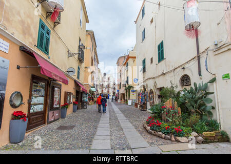 Alghero, Sardaigne, île, Italie - 28 décembre 2019 : Torre di Sulis debout sur le boulevard d'Alghero en Sardaigne, Italie Banque D'Images