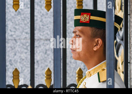 Garde royale à l'entrée principale de l'Istana Negara à Kuala Lumpur, Malaisie Banque D'Images