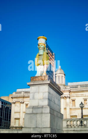 Londres - le 18 novembre 2018 : une statue sur le quatrième socle, de taureau ailé par Michael Rakowitz re-crée l'année 2700 vieux Lamassu, une déité statue en Banque D'Images