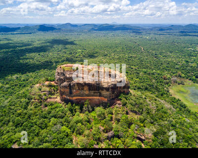 Ou le Rocher du Lion de Sigiriya, une ancienne forteresse et d'un palais avec des jardins, piscines et terrasses au sommet de roche de granit à Dambulla, Sri Lanka. Vue aérienne. Banque D'Images