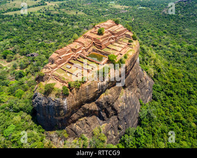 Ou le Rocher du Lion de Sigiriya, une ancienne forteresse et d'un palais avec des jardins, piscines et terrasses au sommet de roche de granit à Dambulla, Sri Lanka. Vue aérienne. Banque D'Images