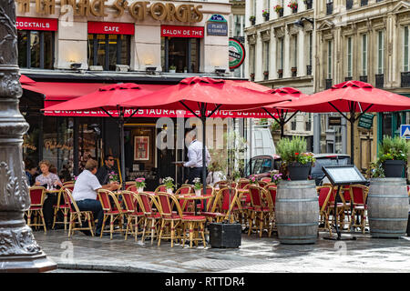 Personnes assises à des tables à l'extérieur DE la place Saint-Georges, un café-restaurant à St Georges, dans le 9ème arrondissement de Paris, France Banque D'Images