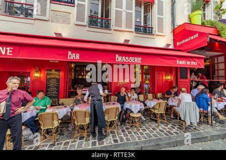 Serveur servant un client à la mère Catherine, le plus ancien restaurant de la place du Tertre, Montmartre, Paris, France Banque D'Images