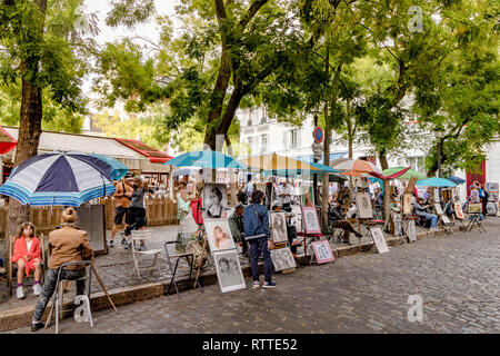 Des artistes peignent et exposent leurs œuvres sur la place du Tetre, une place populaire de Montmartre Paris, France Banque D'Images