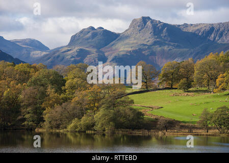 The Langdales de Loughrigg tarn Banque D'Images