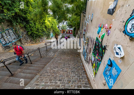 Les gens monter les marches raides à Rue du Calvaire, qui relie la rue Gabrielle et Place du Tetre à Montmartre, Paris Banque D'Images