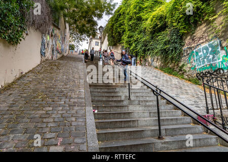 Les gens grimpent sur les marches abruptes de la rue du Calvaire, qui relie la rue Gabrielle et la place du Terre à Montmartre, Paris, France Banque D'Images