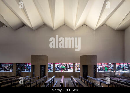 Köln, Lindenthal, commune française Universitätsklinikkirche Katholische Johannes der Täufer St., Gottfried Böhm erbaut von 1958-1966, Blick auf die Nordwand m Banque D'Images