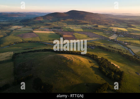 Image aérienne montrant le Néolithique Hill Fort sur le sommet d'Quathquan Law près de la ville de Biggar à South Lanarkshire. Banque D'Images