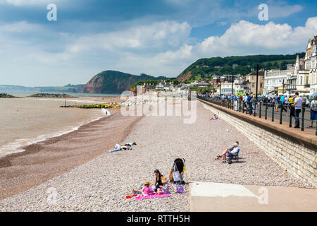 À l'ouest le long de la Côte Jurassique au falaises de grès rouge, la plage et la promenade de front de mer à Sidmouth, Devon, England, UK Banque D'Images