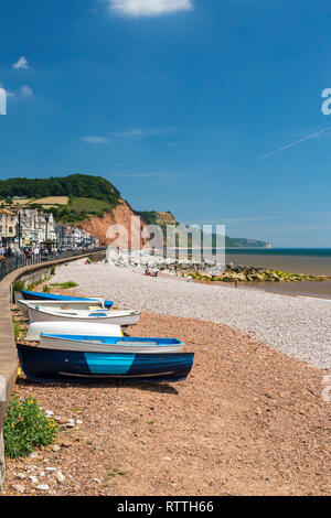 Une collection de barques liée à la promenade garde-fous aux Sidmouth sur la côte jurassique, Devon, England, UK Banque D'Images