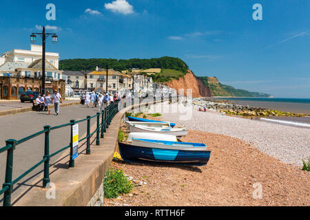 Une collection de barques liée à la promenade garde-fous aux Sidmouth sur la côte jurassique, Devon, England, UK Banque D'Images