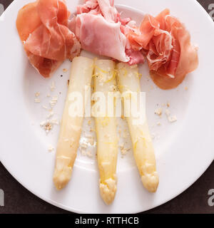 L'asperge blanche avec jambon et fromage belper knolle Banque D'Images