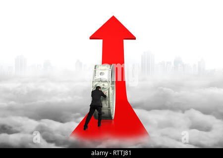 Businessman pushing argent cercle sur flèche rouge avec cityscape background cloudscape Banque D'Images