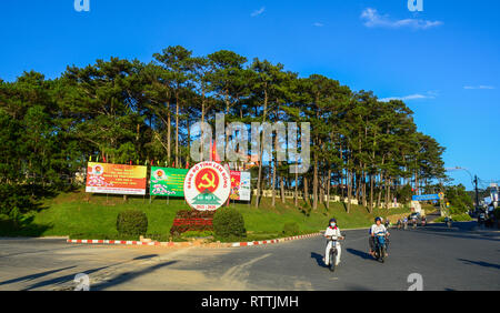 Dalat, Vietnam - Mai 25, 2016. Panneaux de propagande communiste à Dalat, au Vietnam. Dalat est situé dans les hauts plateaux du Centre-Sud du Vietnam. Banque D'Images