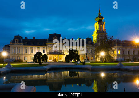 Monument historique de la Hongrie et de l'attraction principale de Keszthely Festetics Palace dans night lights Banque D'Images