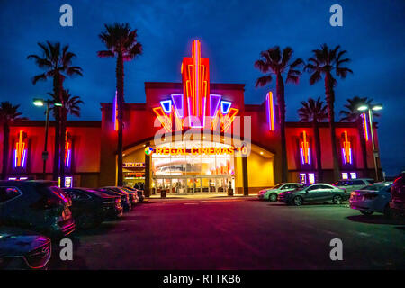 Un Regal Cinema à Modesto en Californie dans la nuit Banque D'Images