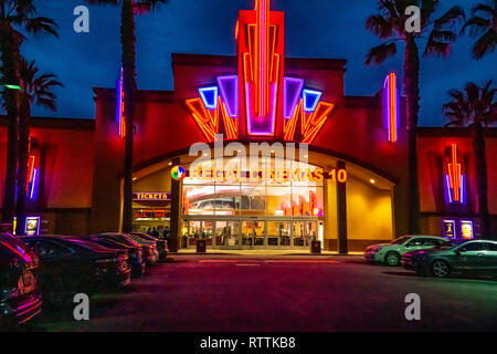 Un Regal Cinema à Modesto en Californie dans la nuit Banque D'Images