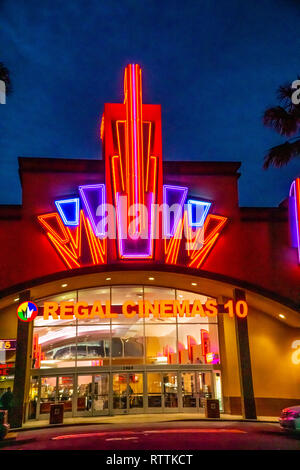 Un Regal Cinema à Modesto en Californie dans la nuit Banque D'Images