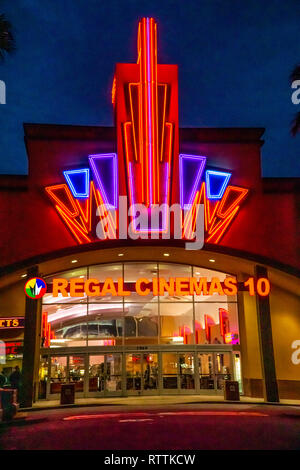 Un Regal Cinema à Modesto en Californie dans la nuit Banque D'Images