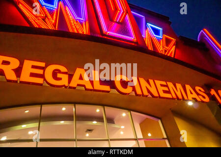 Un Regal Cinema à Modesto en Californie dans la nuit Banque D'Images