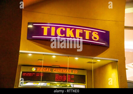 Un Regal Cinema à Modesto en Californie dans la nuit Banque D'Images