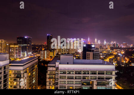 Skyline nuit avec Petronas Towers prises à partir de Mid Valley Boulevard Hotel à Kuala Lumpur, Malaisie Banque D'Images