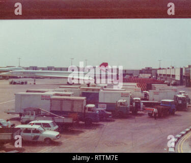 Huit mois après le premier vol passager, Concorde est vue ici d'être servi à l'aéroport Heathrow de Londres en préparation pour un vol transatlantique en août 1976. Banque D'Images