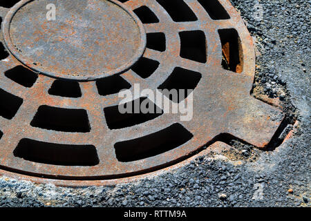 La fonte couvercle de trou d'égout pluvial dans le parc close-up Banque D'Images