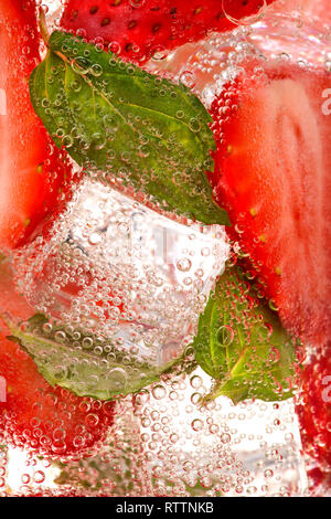 Cocktail aux fraises sur fond blanc Banque D'Images