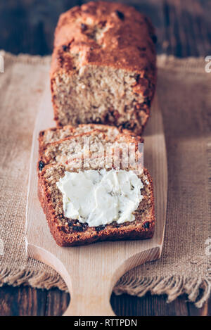 Miche de pain sur la planche en bois : Banque D'Images