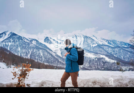 Sac à dos avec l'homme en hiver dans les montagnes Banque D'Images