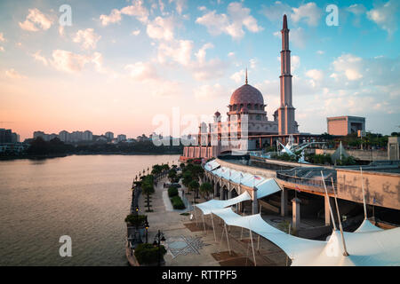 Mosquée Putra pendant la golden hour. L'orientation paysage Banque D'Images