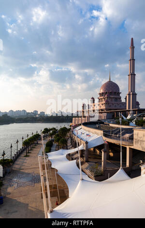 Mosquée Putra pendant la golden hour. Orientation portrait Banque D'Images