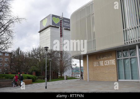 Vue de la tour de Grenfell, avec couverture et bâche échafaudage. L'incendie majeur qui a été le 14 juin 2019, est l'objet d'une enquête publique qui se poursuit. Banque D'Images