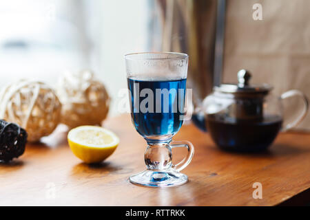 Anchan bleu thé dans un verre d'Irlande. Pois papillon tasse thé, fleurs, pois, pois bleu, pour boire un verre en bonne santé, detox sur la table dans le café Banque D'Images