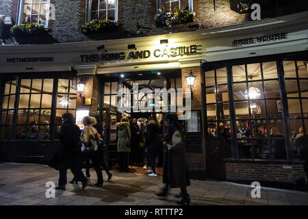 Le genre et Castle pub sur Thames Street à Windsor, Berkshire est occupé un samedi soir. Banque D'Images