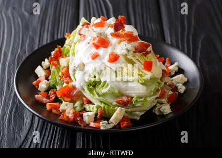 Wedge américain salade légère avec bacon, laitue, tomates fraîches et fromage bleu gros plan sur une assiette sur la table horizontale. Banque D'Images