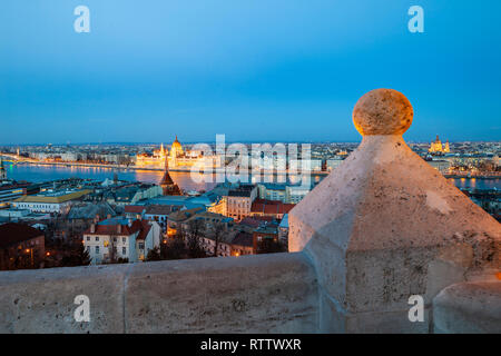 La nuit tombe à Budapest, Hongrie. Banque D'Images