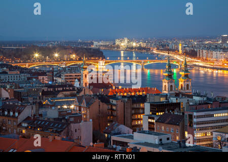 La nuit tombe à Budapest, Hongrie. Banque D'Images