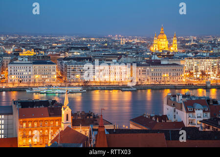 La nuit tombe à Budapest, Hongrie. Banque D'Images