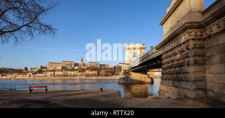 Matin au Pont des Chaînes sur le Danube à Budapest. Le Château de Buda, au loin. Banque D'Images