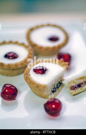 Gâteaux cerises sur une assiette de cerises Banque D'Images