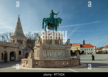 Matin à St Stephen's statue dans le quartier château de Budapest. Banque D'Images