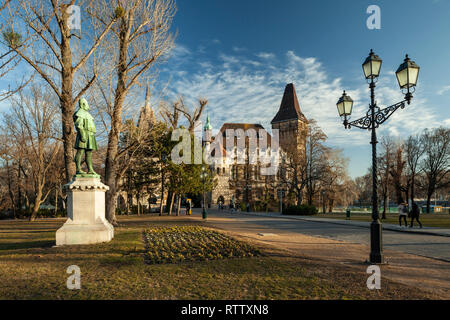 Au début du printemps après-midi au château de Vajdahunyad dans Budapest, Hongrie. Banque D'Images