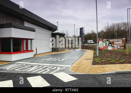 Le nouveau restaurant KFC Drive par, Leighton Buzzard reste fermé en raison de problèmes avec le lecteur par le biais de route d'accès à l'arrière du bâtiment. Banque D'Images