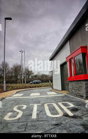 Le nouveau restaurant KFC Drive par, Leighton Buzzard reste fermé en raison de problèmes avec le lecteur par le biais de route d'accès à l'arrière du bâtiment. Banque D'Images